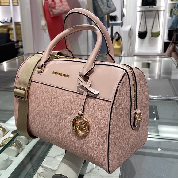 Michael Kors med Duffel Travel - Leather/Coated
Light Powder Blush
MD DUFFLE
NWT - Picture 14 of 16